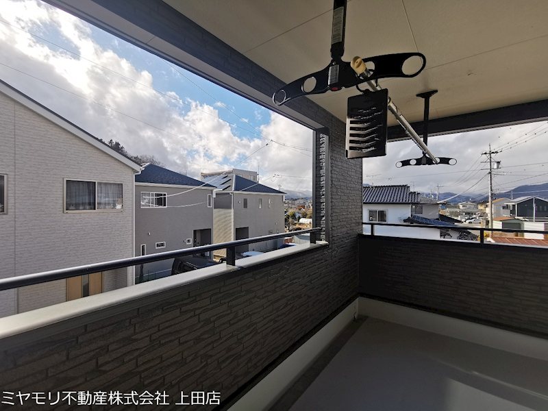 【商談中】上田市諏訪形　中古戸建 現地写真（バルコニー）