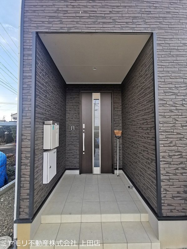 【商談中】上田市諏訪形　中古戸建 現地写真（玄関）