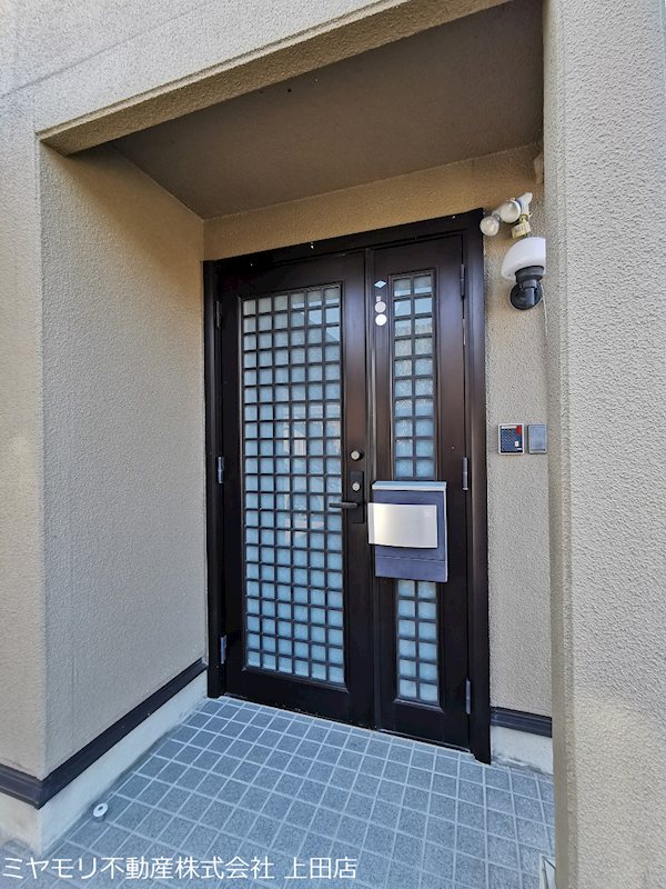 東御市加沢　中古戸建 現地写真（玄関）