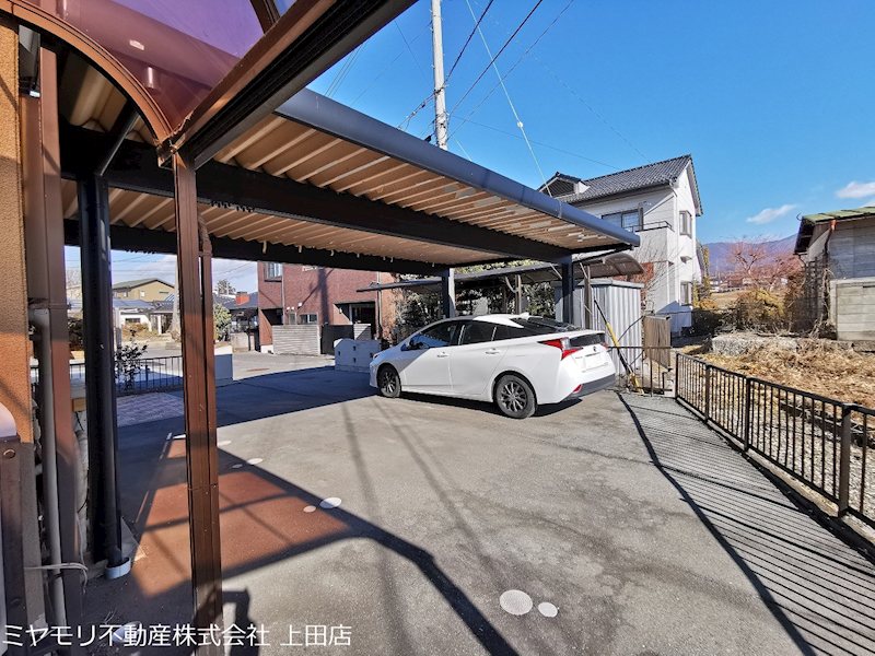 東御市加沢　中古戸建 現地写真（駐車場）