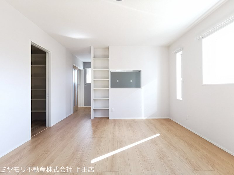 【商談中】上田市生田　中古物件 内観写真（リビング）