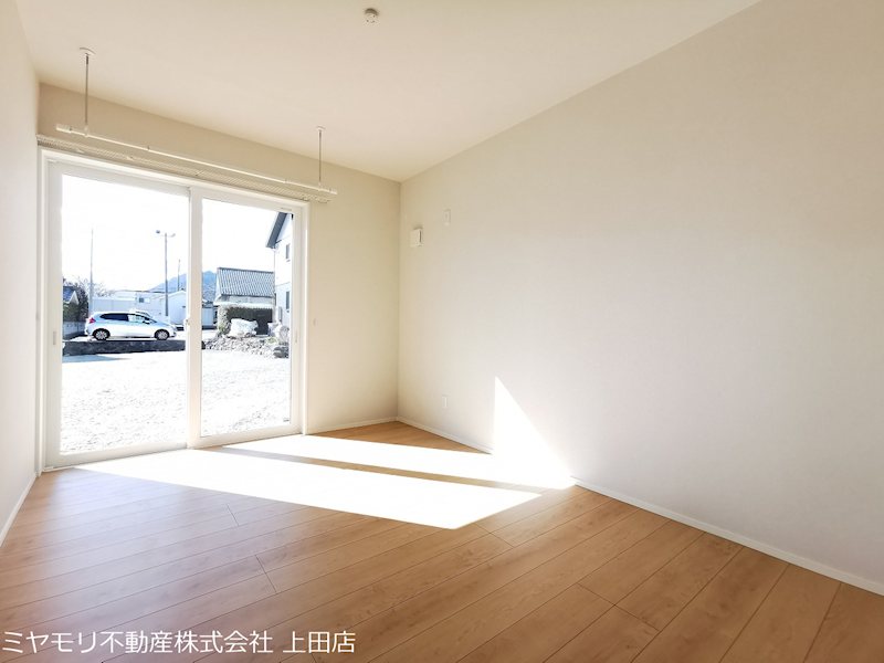【商談中】上田市生田　中古物件 内観写真（リビング以外の居室）
