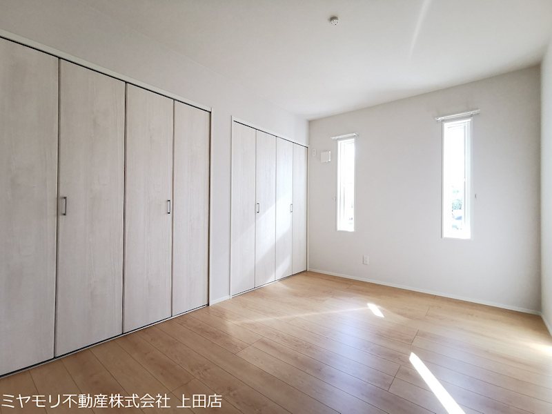 【商談中】上田市生田　中古物件 内観写真（リビング以外の居室）
