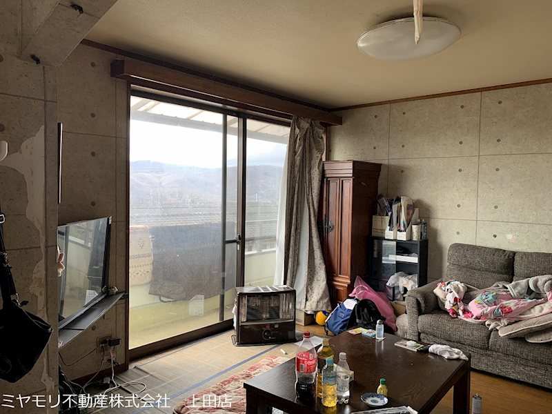 上田市芳田　店舗付き中古戸建 内観写真（リビング）