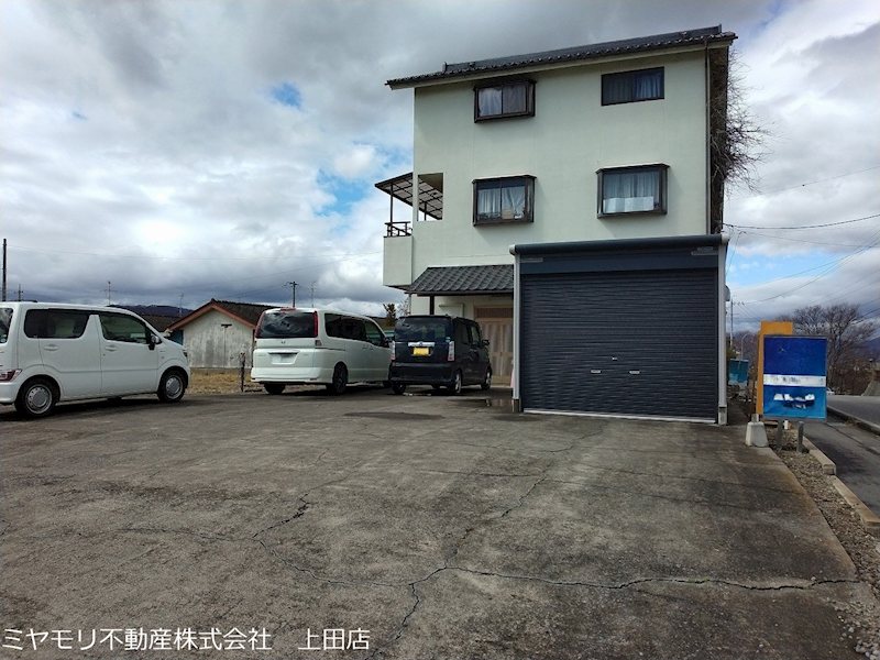 上田市芳田　店舗付き中古戸建 現地写真（駐車場）
