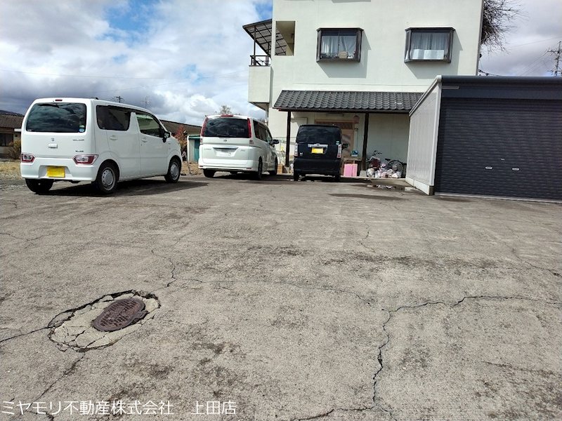 上田市芳田　店舗付き中古戸建 現地写真（駐車場）