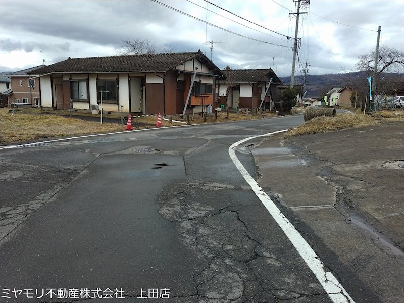 上田市芳田　店舗付き中古戸建 現地写真（前面道路含む現地写真）