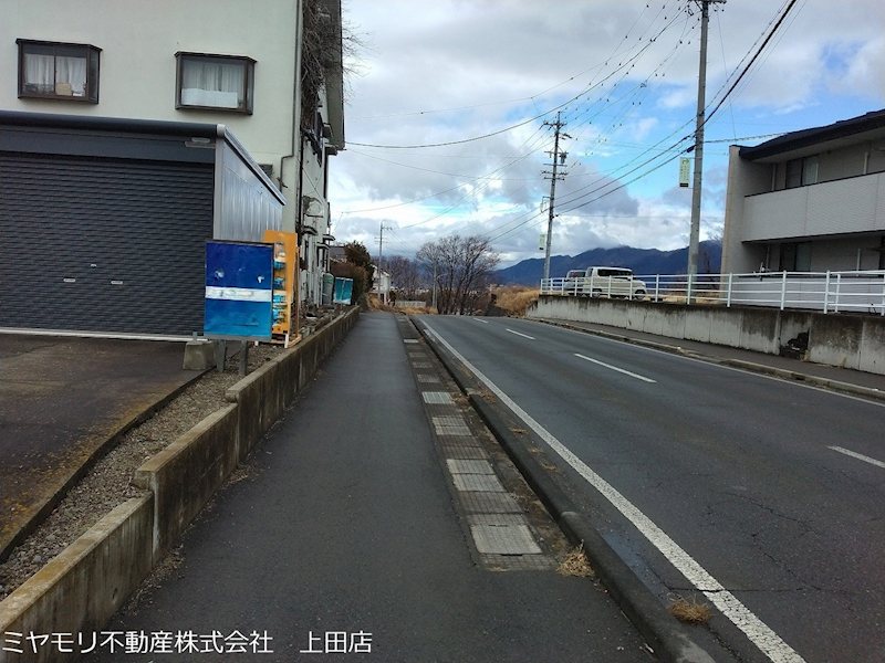 上田市芳田　店舗付き中古戸建 現地写真（前面道路含む現地写真）