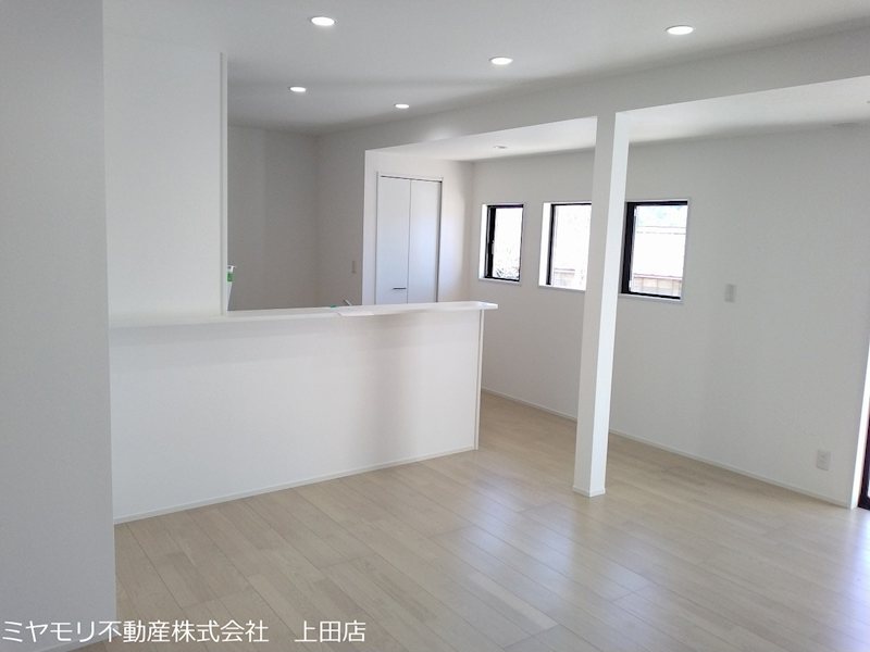 東御市加沢　中古戸建 内観写真（リビング）