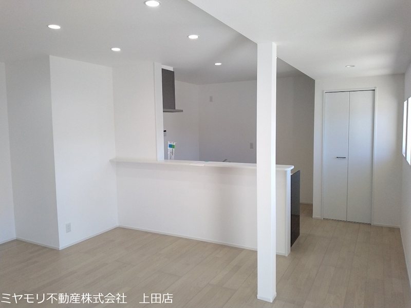 東御市加沢　中古戸建 内観写真（リビング）