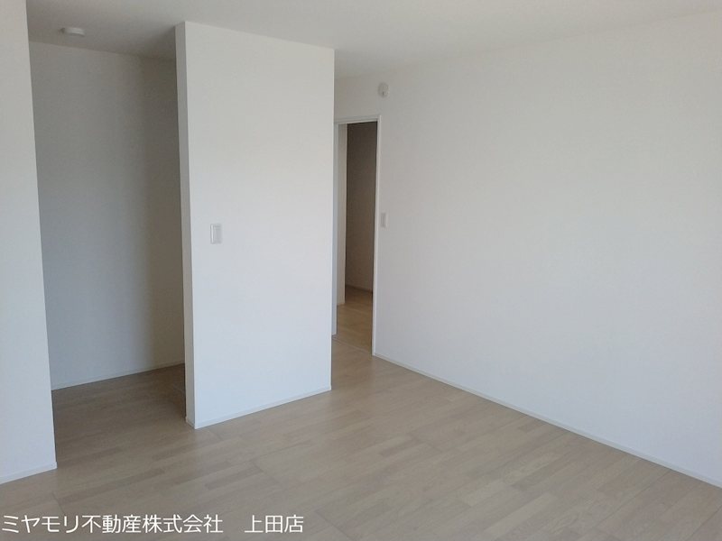 東御市加沢　中古戸建 内観写真（リビング以外の居室）