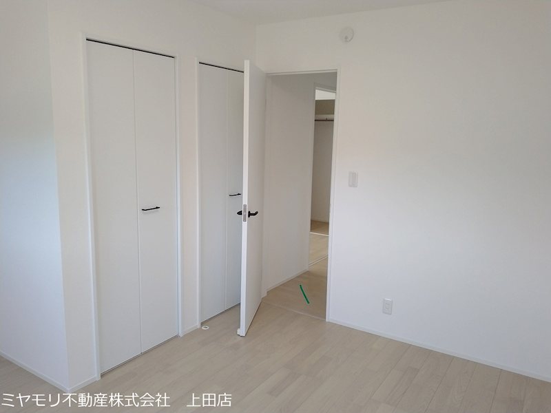 東御市加沢　中古戸建 内観写真（リビング以外の居室）