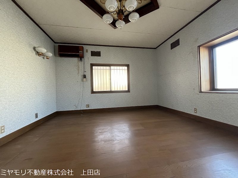上田市緑が丘1丁目　中古戸建 内観写真（リビング以外の居室）