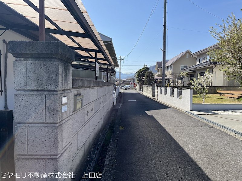 上田市緑が丘1丁目　中古戸建 現地写真（前面道路含む現地写真）