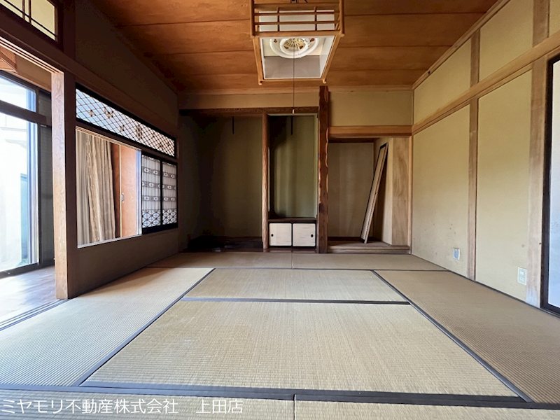 上田市緑が丘1丁目　中古戸建 内観写真（リビング以外の居室）