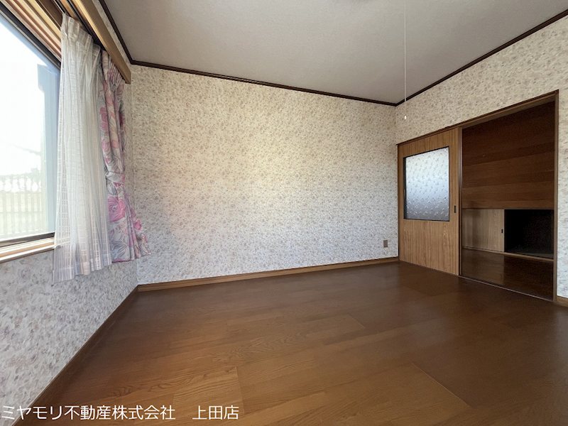 上田市緑が丘1丁目　中古戸建 内観写真（リビング以外の居室）