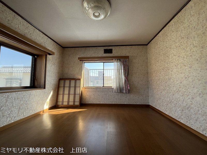 上田市緑が丘1丁目　中古戸建 内観写真（リビング以外の居室）