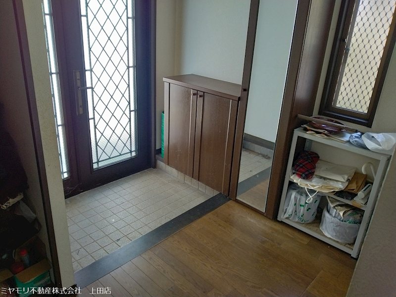 【商談中】　上田市中丸子　中古戸建 現地写真（玄関）