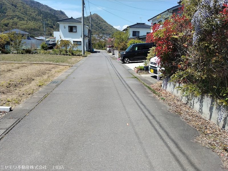 【商談中】　上田市中丸子　中古戸建 現地写真（前面道路含む現地写真）
