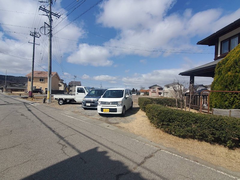 佐久市志賀　中古戸建 現地写真（駐車場）