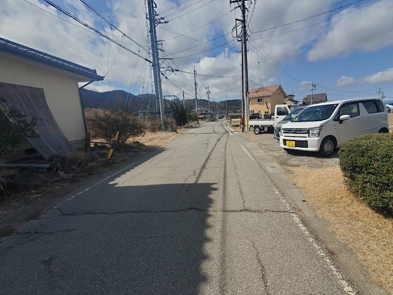 佐久市志賀　中古戸建 現地写真（前面道路含む現地写真）