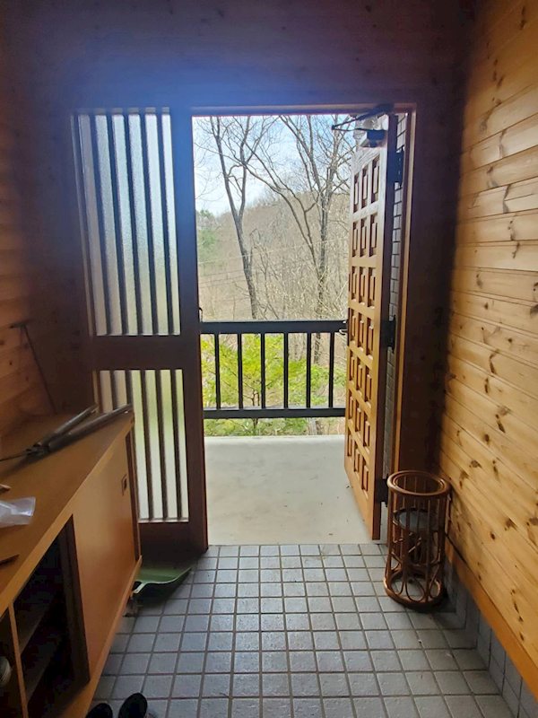 佐久市根岸　中古戸建 現地写真（玄関）