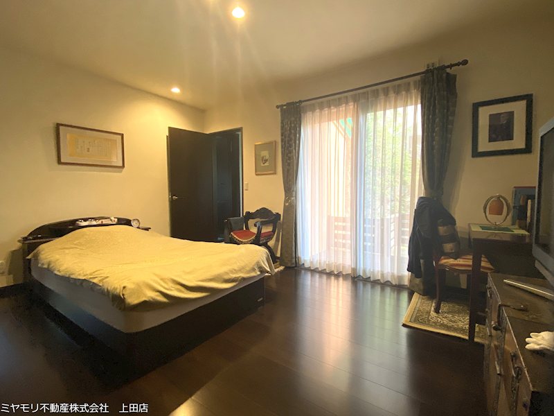 上田市上田　中古戸建 内観写真（リビング以外の居室）
