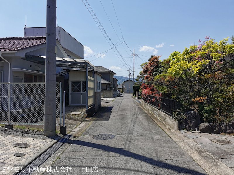 上田市常磐城6丁目　中古戸建 現地写真（前面道路含む現地写真）