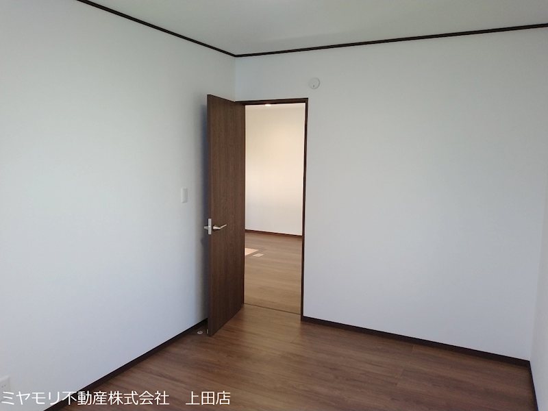 東御市滋野　中古戸建 内観写真（リビング以外の居室）