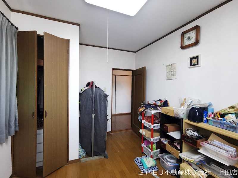上田市下之郷　中古戸建 内観写真（リビング以外の居室）