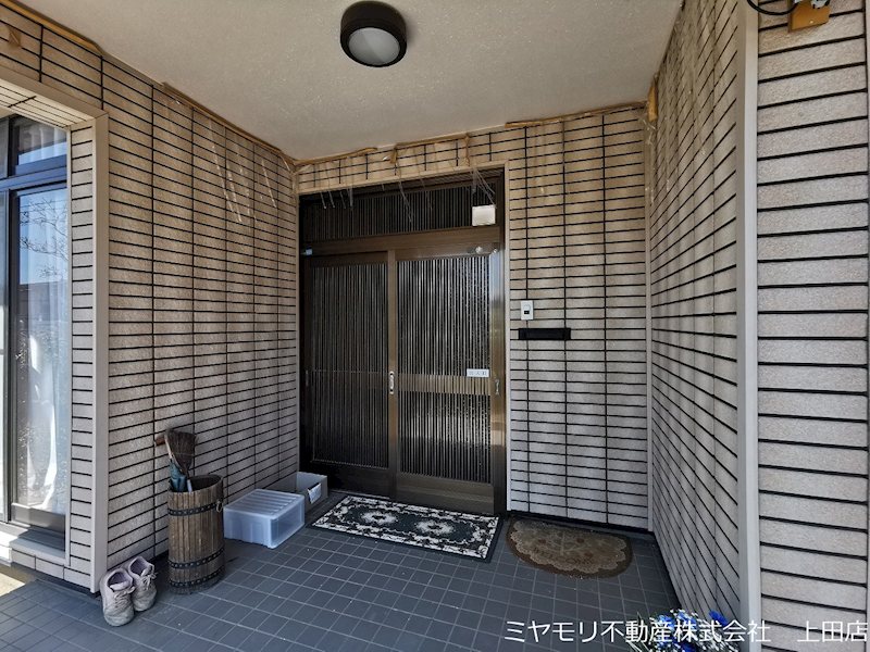 上田市下之郷　中古戸建 現地写真（玄関）