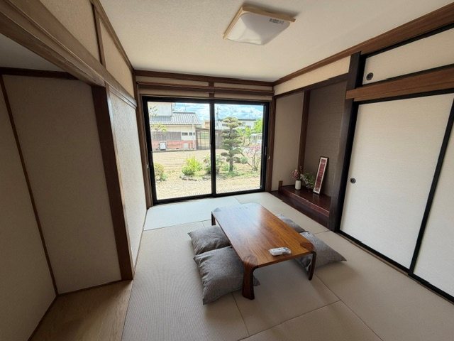 佐久市小田井　中古戸建 内観写真（リビング以外の居室）