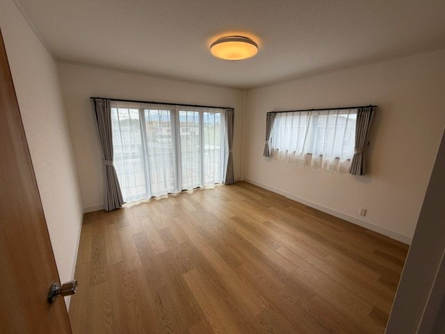佐久市小田井　中古戸建 内観写真（リビング以外の居室）