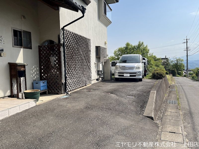 東御市鞍掛　中古戸建 現地写真（駐車場）