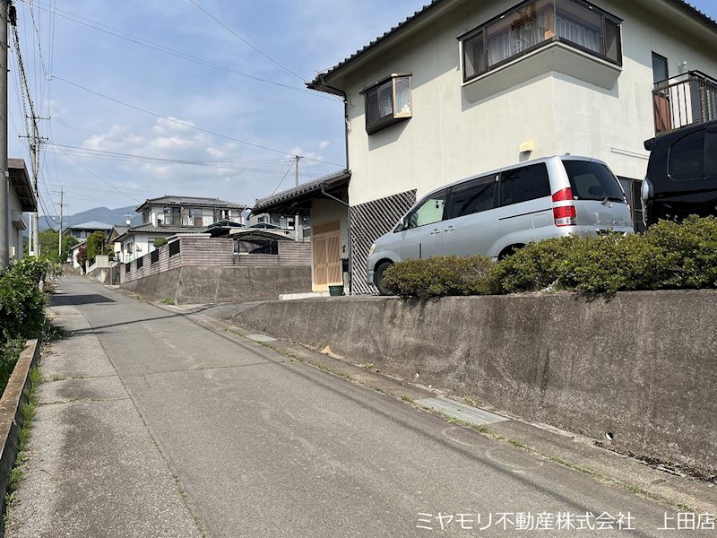 東御市鞍掛　中古戸建 現地写真（前面道路含む現地写真）