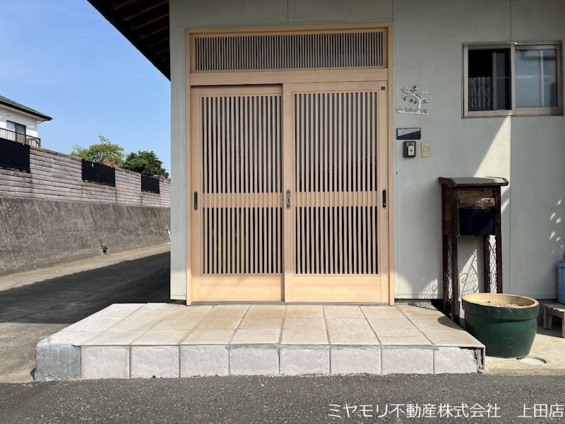 東御市鞍掛　中古戸建 現地写真（玄関）