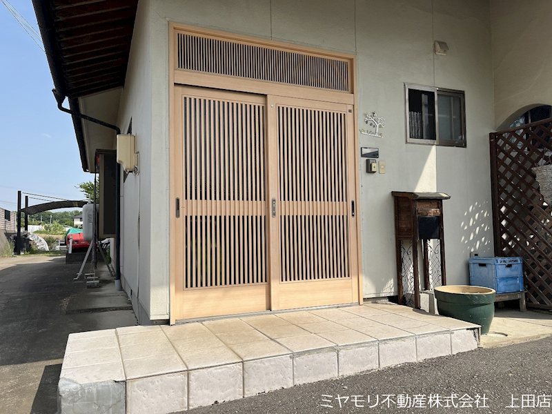東御市鞍掛　中古戸建 現地写真（玄関）