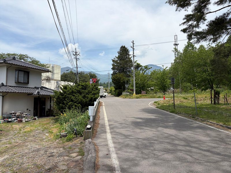 小諸市己　中古戸建 現地写真（前面道路含む現地写真）
