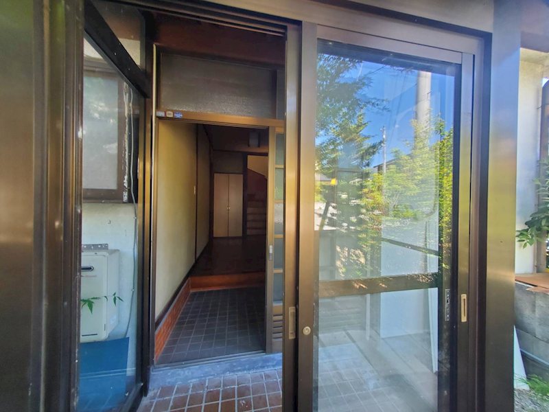 小諸市東雲　中古戸建 現地写真（玄関）