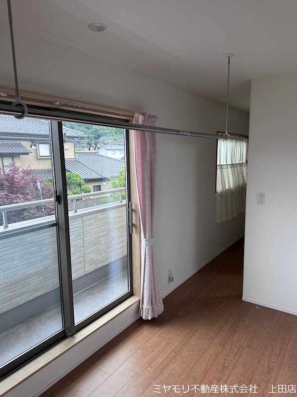 【商談中】坂城町上五明　中古戸建 内観写真（リビング以外の居室）