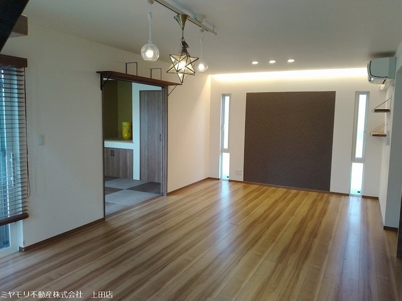 上田市上田　中古戸建 内観写真（リビング）