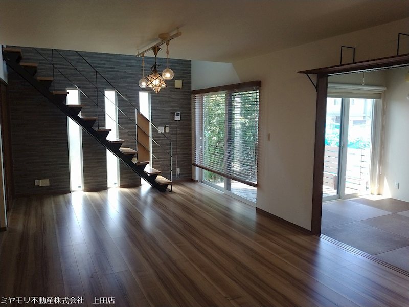 上田市上田　中古戸建 内観写真（リビング）