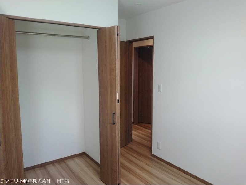 上田市上田　中古戸建 内観写真（リビング以外の居室）