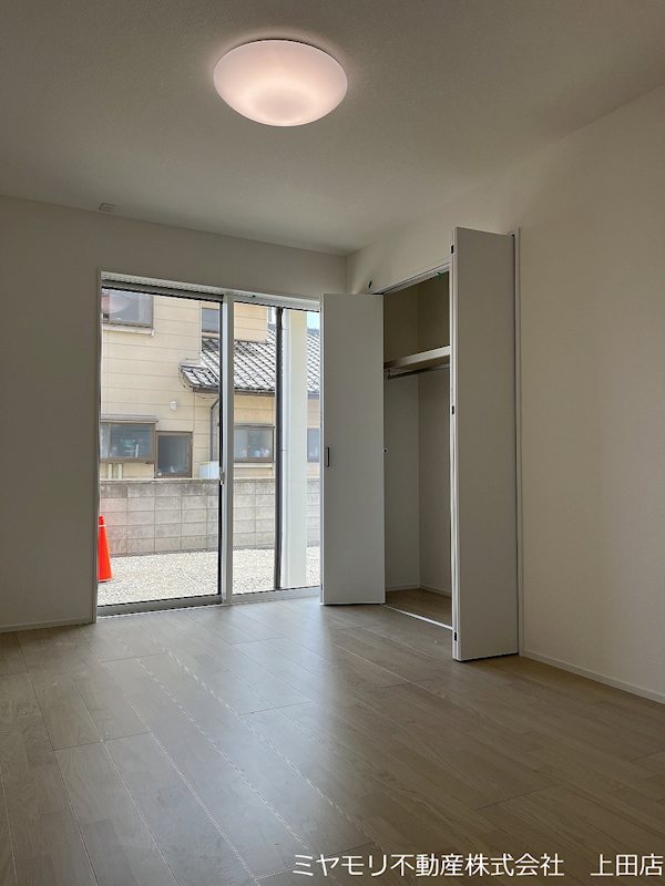 上田市上野　中古戸建 内観写真（リビング以外の居室）