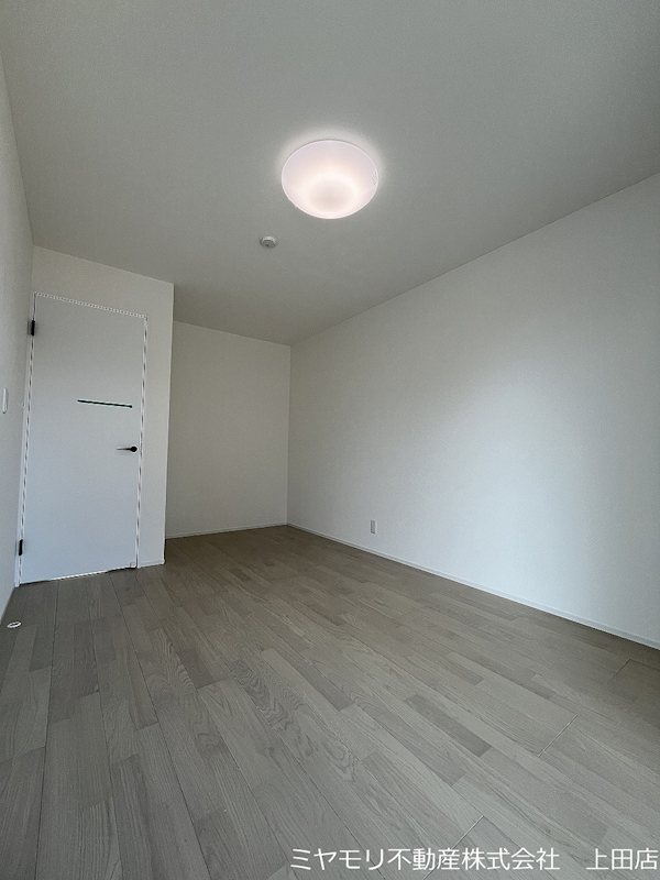 上田市上野　中古戸建 内観写真（リビング以外の居室）