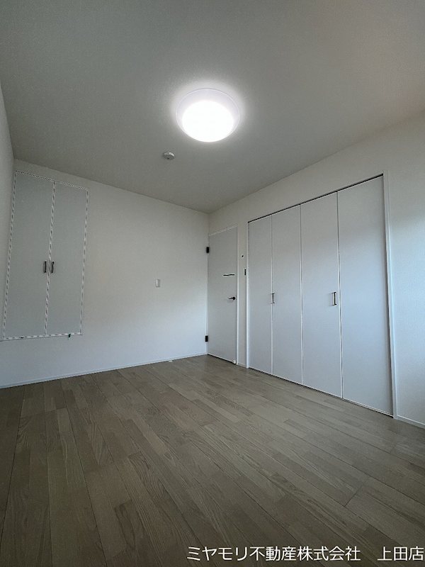 上田市上野　中古戸建 内観写真（リビング以外の居室）