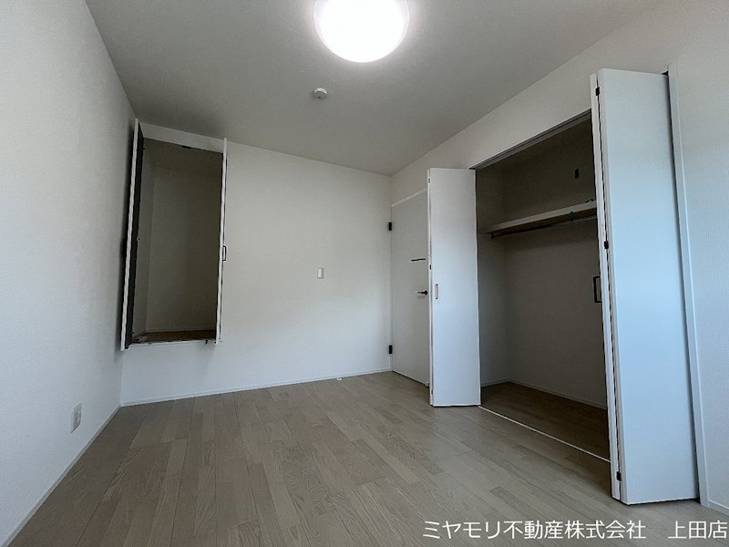 上田市上野　中古戸建 内観写真（リビング以外の居室）