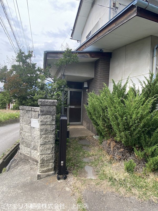 上田市上田原　中古戸建 現地写真（玄関）