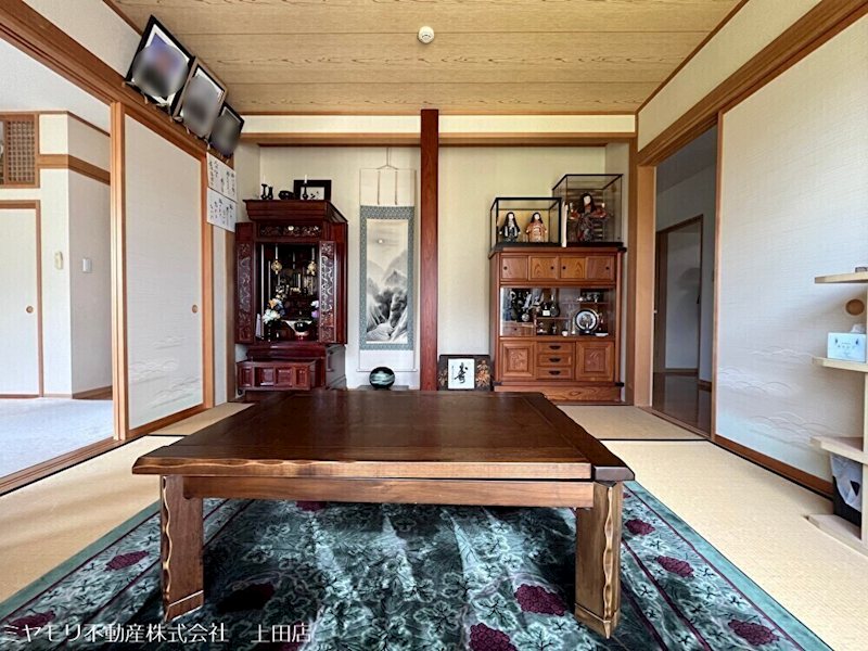 上田市上田　中古戸建 内観写真（リビング以外の居室）