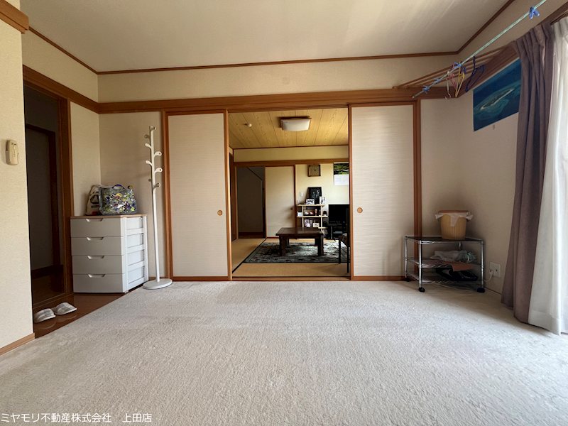 上田市上田　中古戸建 内観写真（リビング以外の居室）